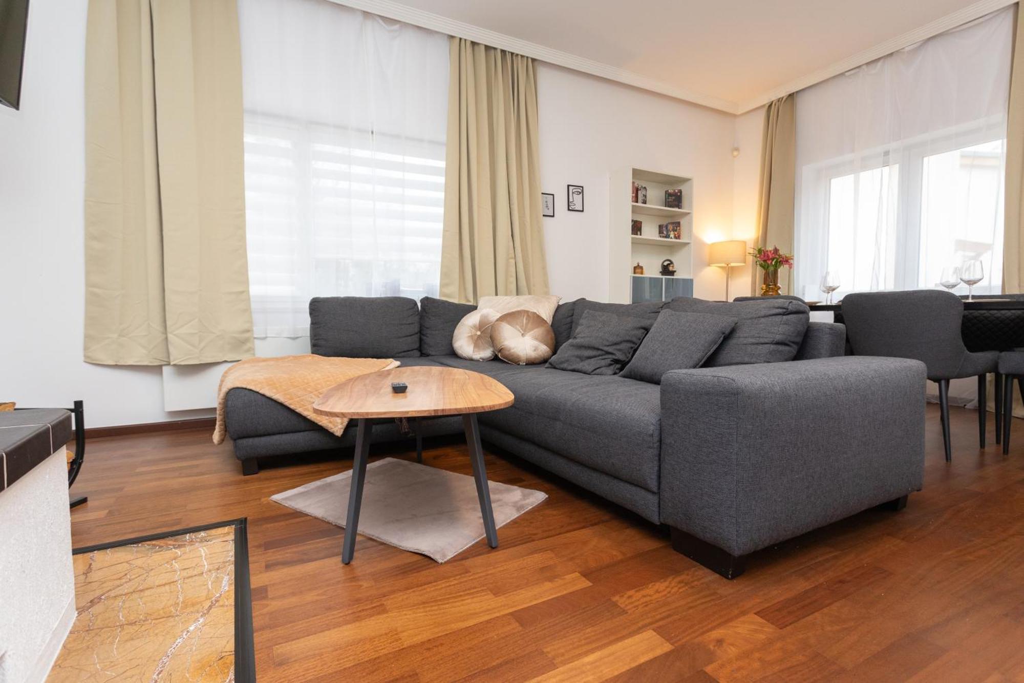 Stadthaus Mit 2 Schlafzimmern & Wohnzimmer Mit Kamin - Kostenloser Privat-parkplatz Auf Dem Grundstueck Ferienhaus